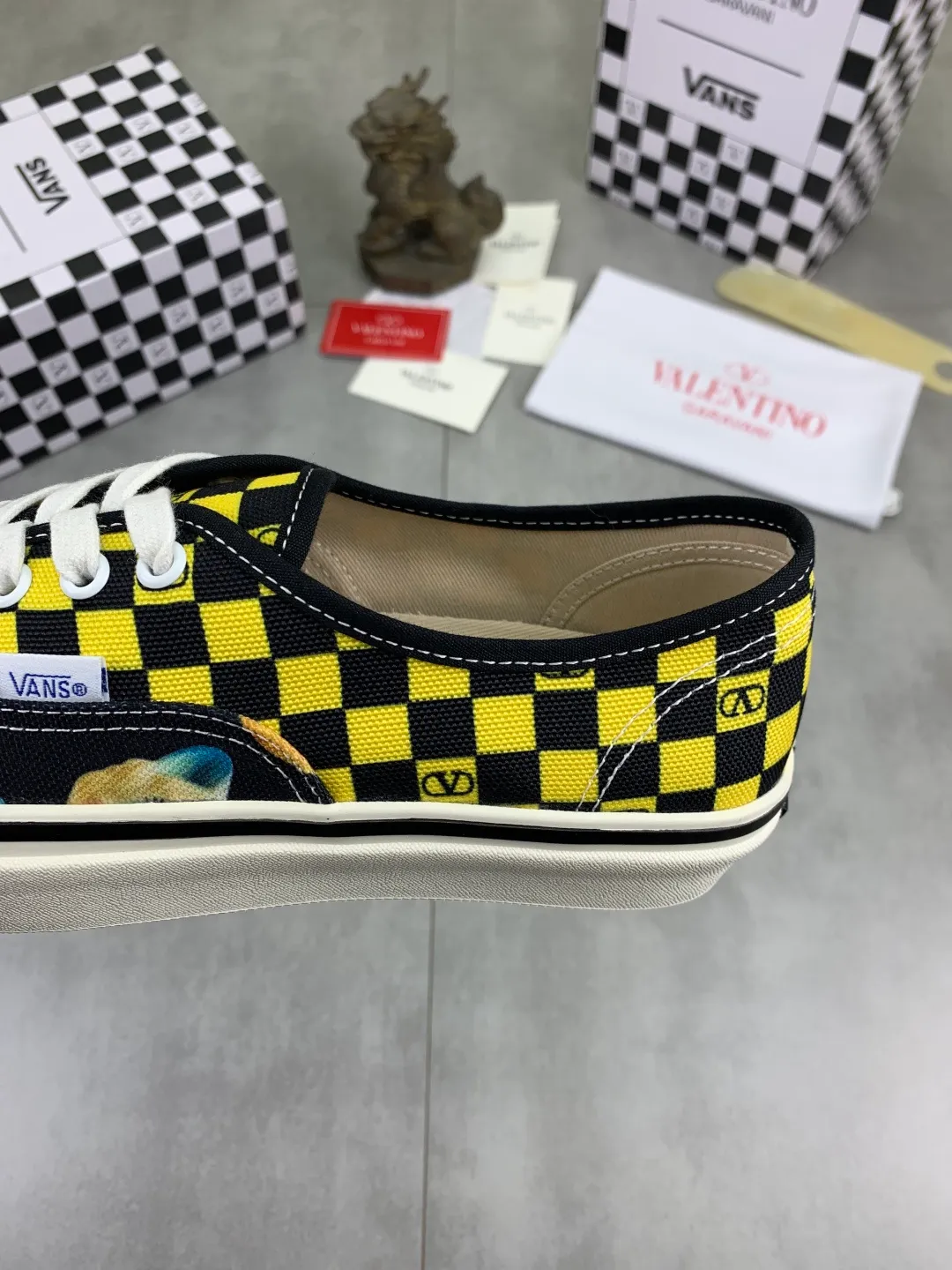 Men's shoes 💰P460 New Valentino❌Wans co-branded Valentino and Vans release new co-branded sneakers, integrating Valentino's Italian high-definition aesthetics and Vans's free and authentic spirit, giving classic shoes a personality that spans the ages. Many stars - Jolin Tsai. Yang Zi. Liu Wen. Ma Baiquan. Choi Soobin. freen. Song Zuer. JJ Lin. zel. Cecilia Cheung. shark. Xin Yunlai...Same style. Female model: 35-42 (41.42 is custom-made and non-refundable) Men's model: 39-46 (45.46 is custom-made and non-refundable)